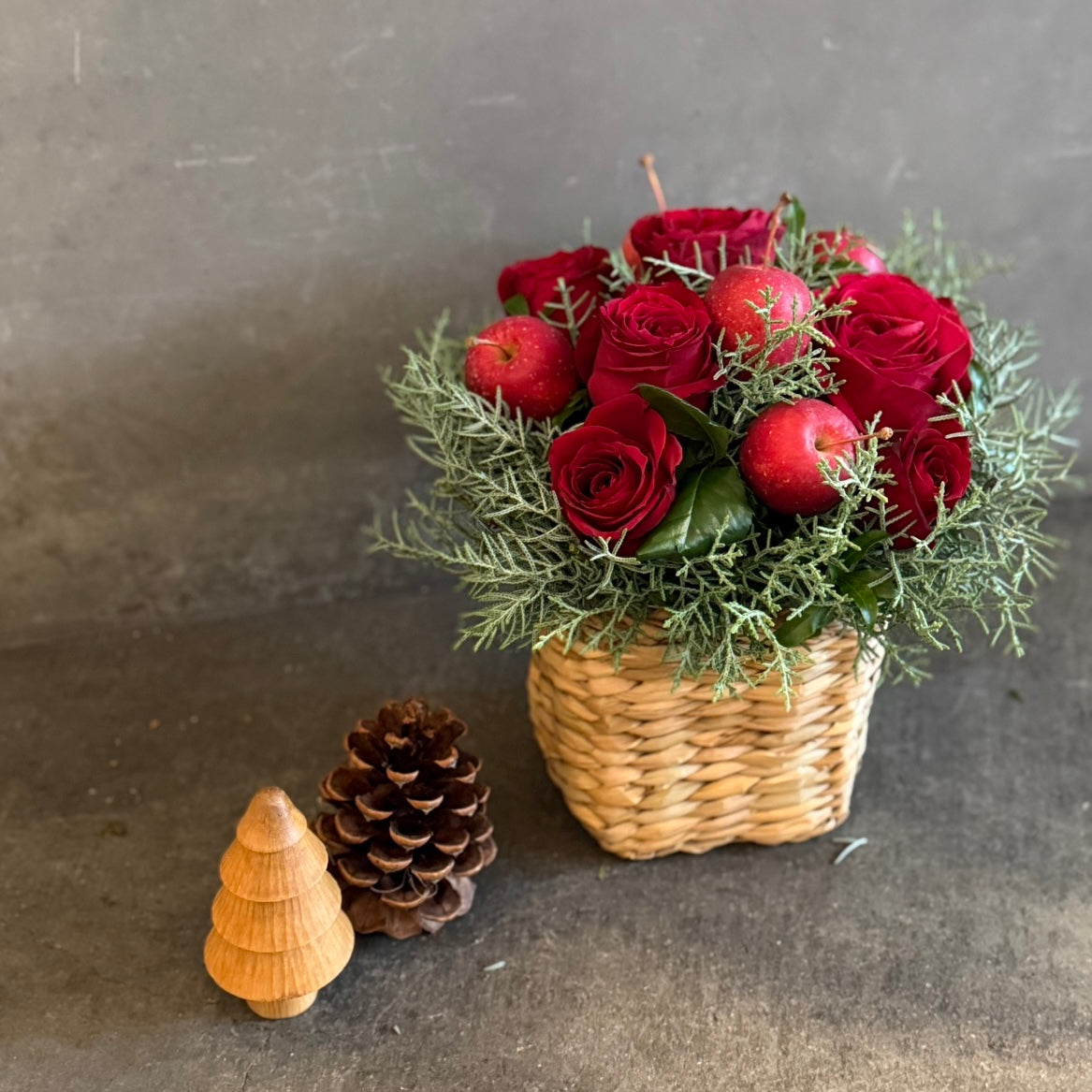 りんごとバラのクリスマスアレンジメント