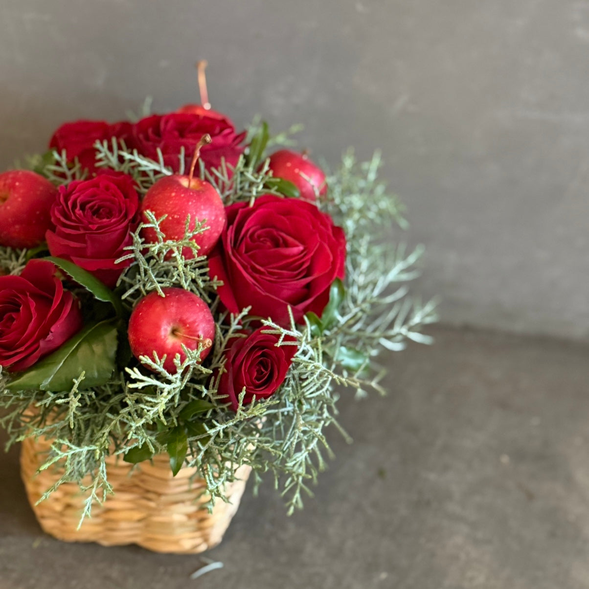 りんごとバラのクリスマスアレンジメント