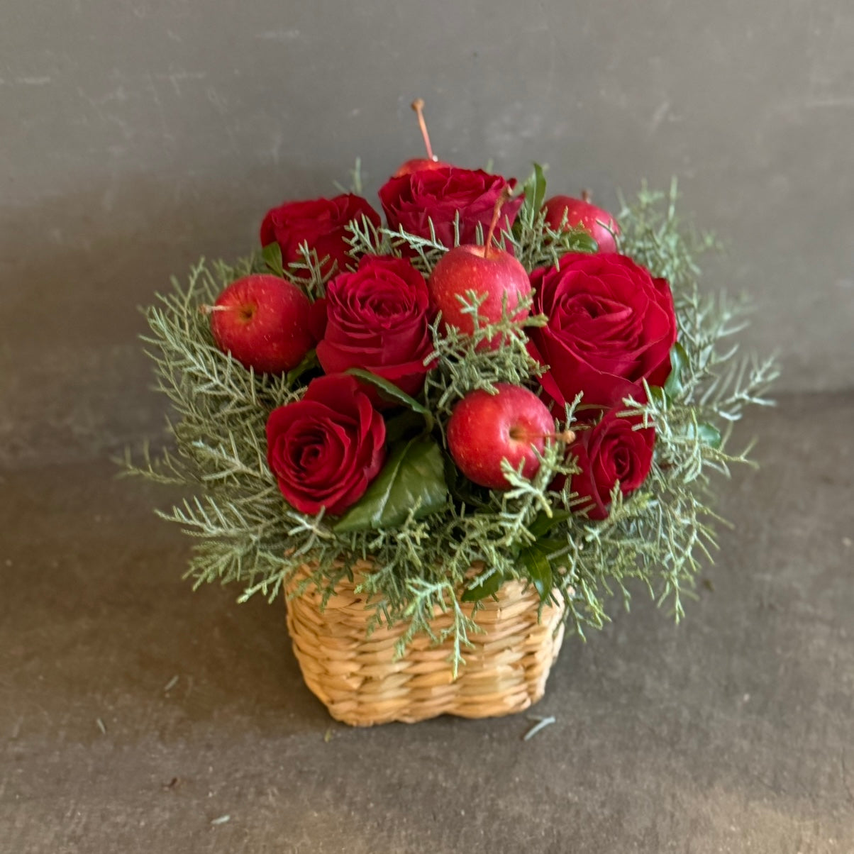 りんごとバラのクリスマスアレンジメント