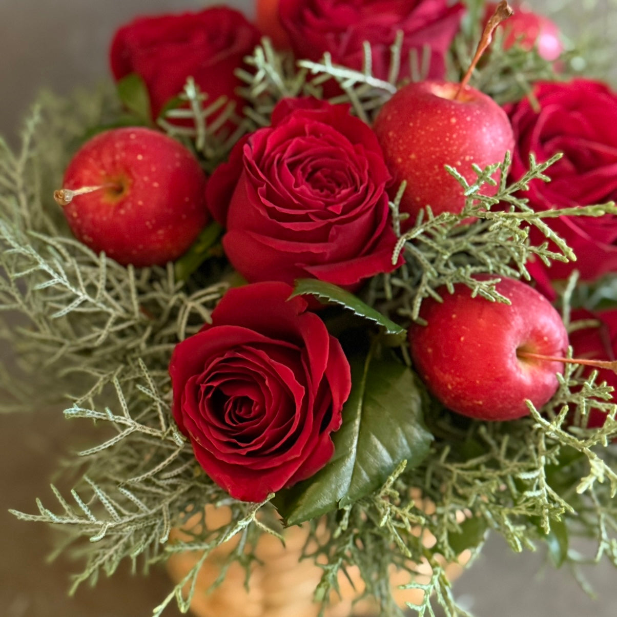 りんごとバラのクリスマスアレンジメント