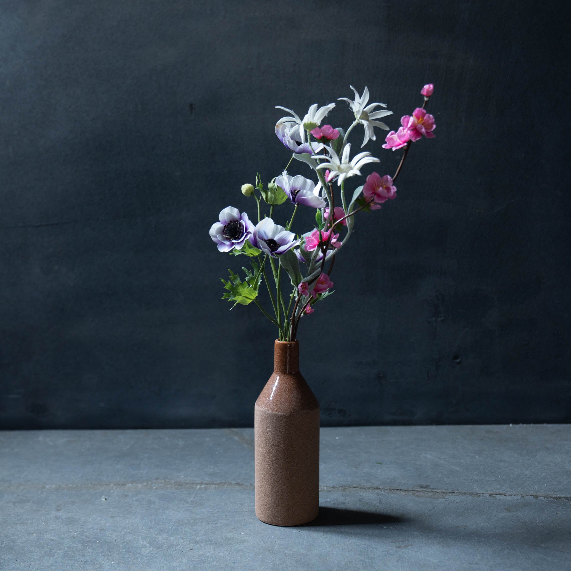 《桃の節句におすすめ》テラコッタ色のフラワーベース × 桃とアネモネのブーケSET