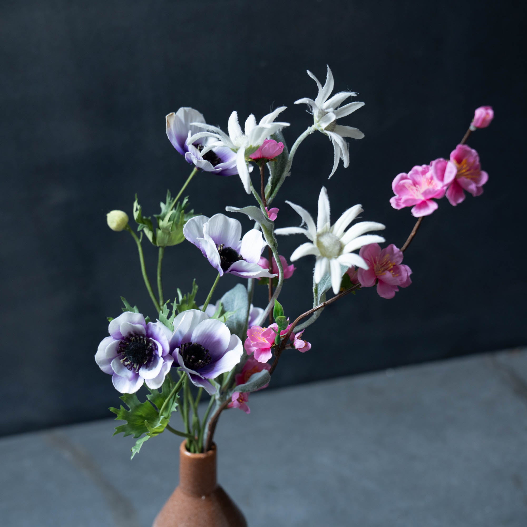 《桃の節句におすすめ》テラコッタ色のフラワーベース × 桃とアネモネのブーケSET