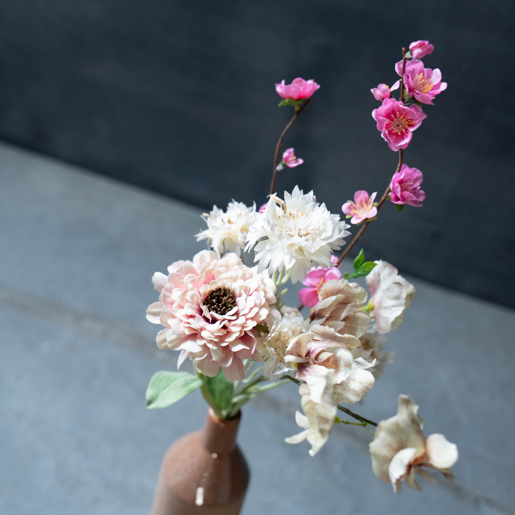 《桃の節句におすすめ》テラコッタ色のフラワーベース × 桃とピンクブラウンのブーケSET