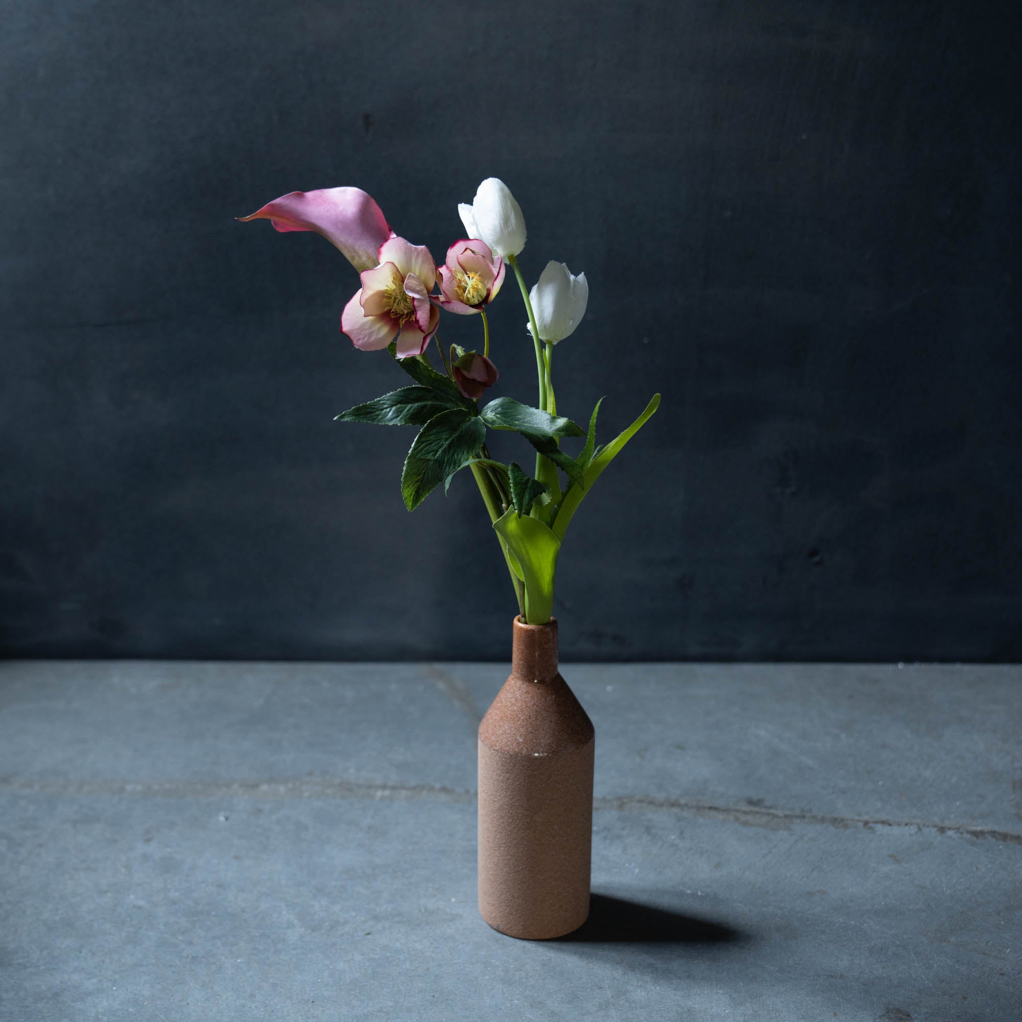 テラコッタ色のフラワーベース × チューリップとカラーのブーケSET