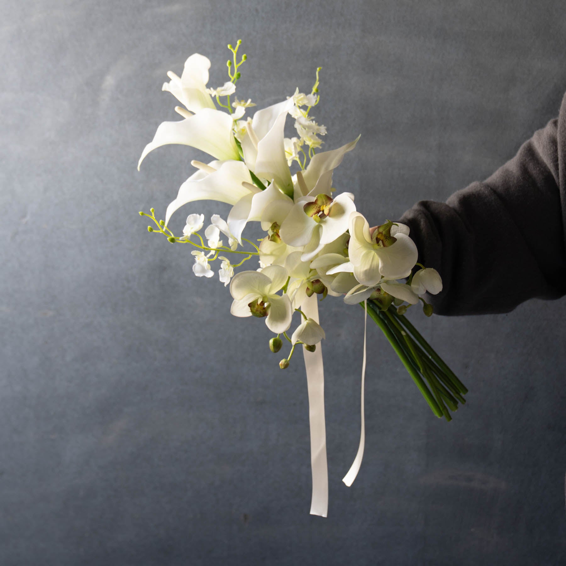 カラー×胡蝶蘭のスレンダーブーケ