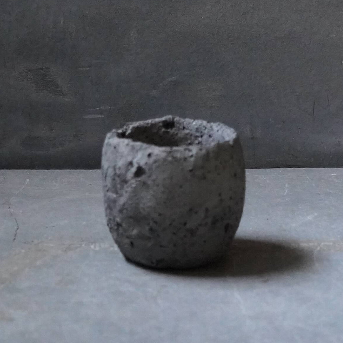 BLACK LAVA PLANTER