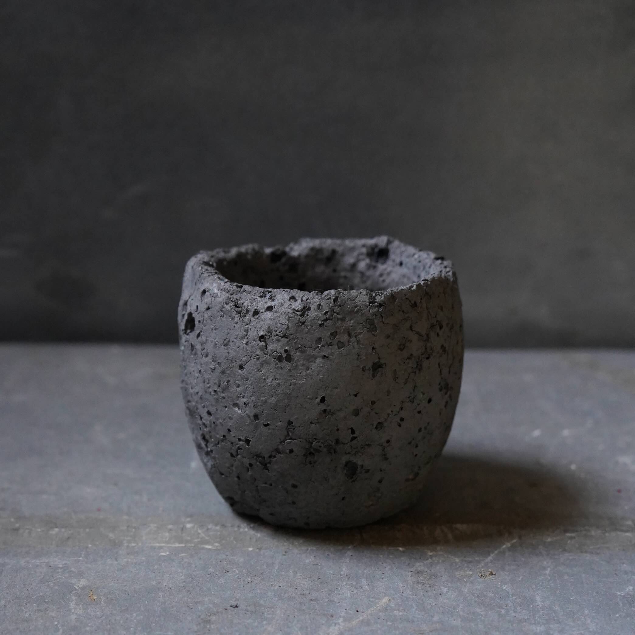 BLACK LAVA PLANTER