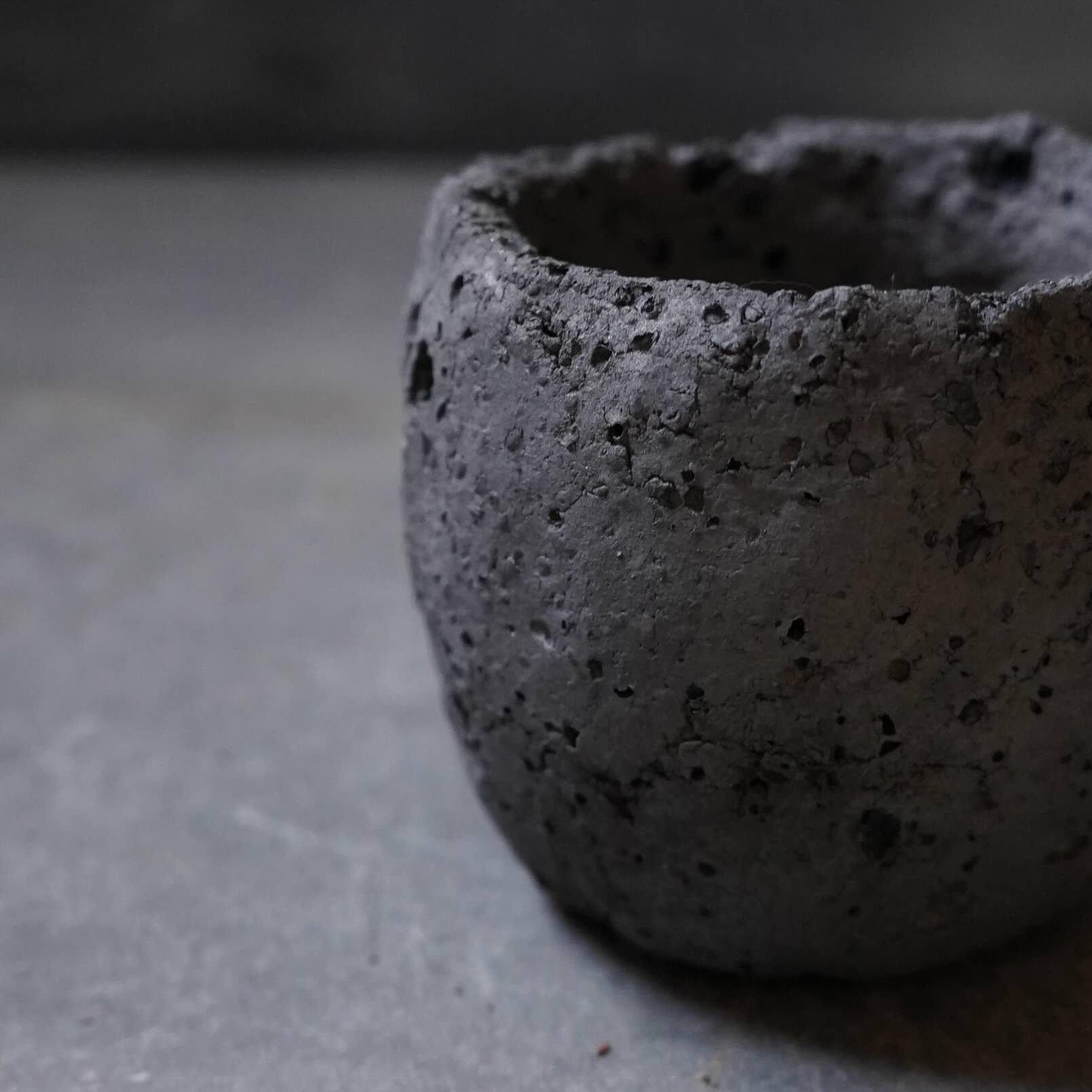 BLACK LAVA PLANTER