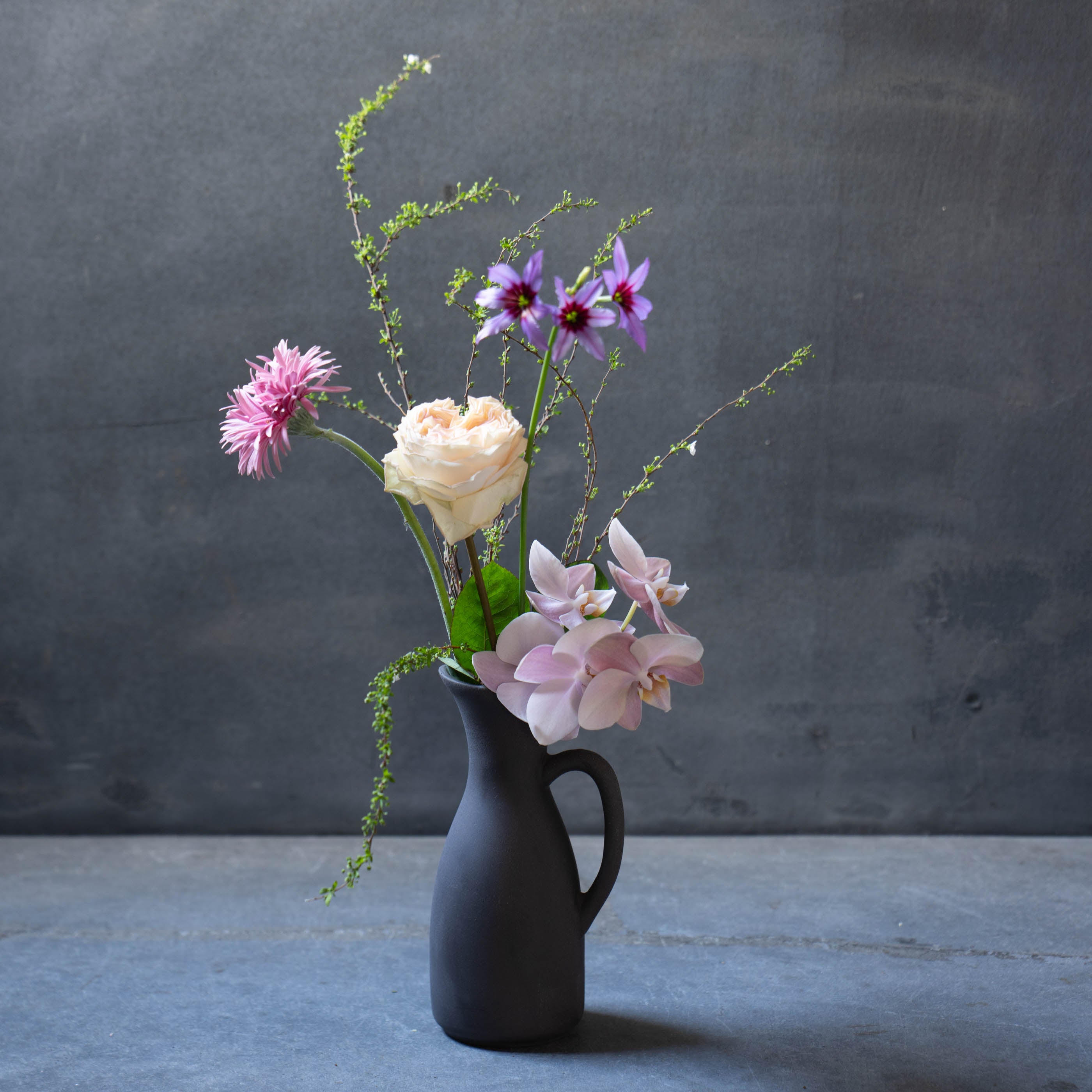 《バレンタインにおすすめ》かもしか道具店 ピッチャーベース × 季節のおまかせ生花ブーケSET